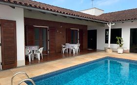 4 SUITES, AR COND TV, INTERNET, PISCINA,150 MTS PRAIA! Aceitamos Pet!
